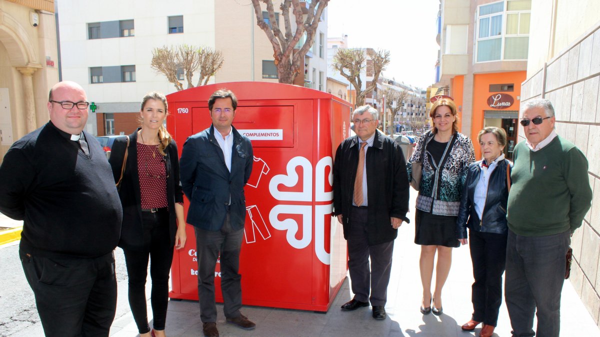 El alcalde de El Ejido y la concejala de Servicios Sociales junto a los responsables de Cáritas el pasado mes de abril, cuando se instalaron los cont