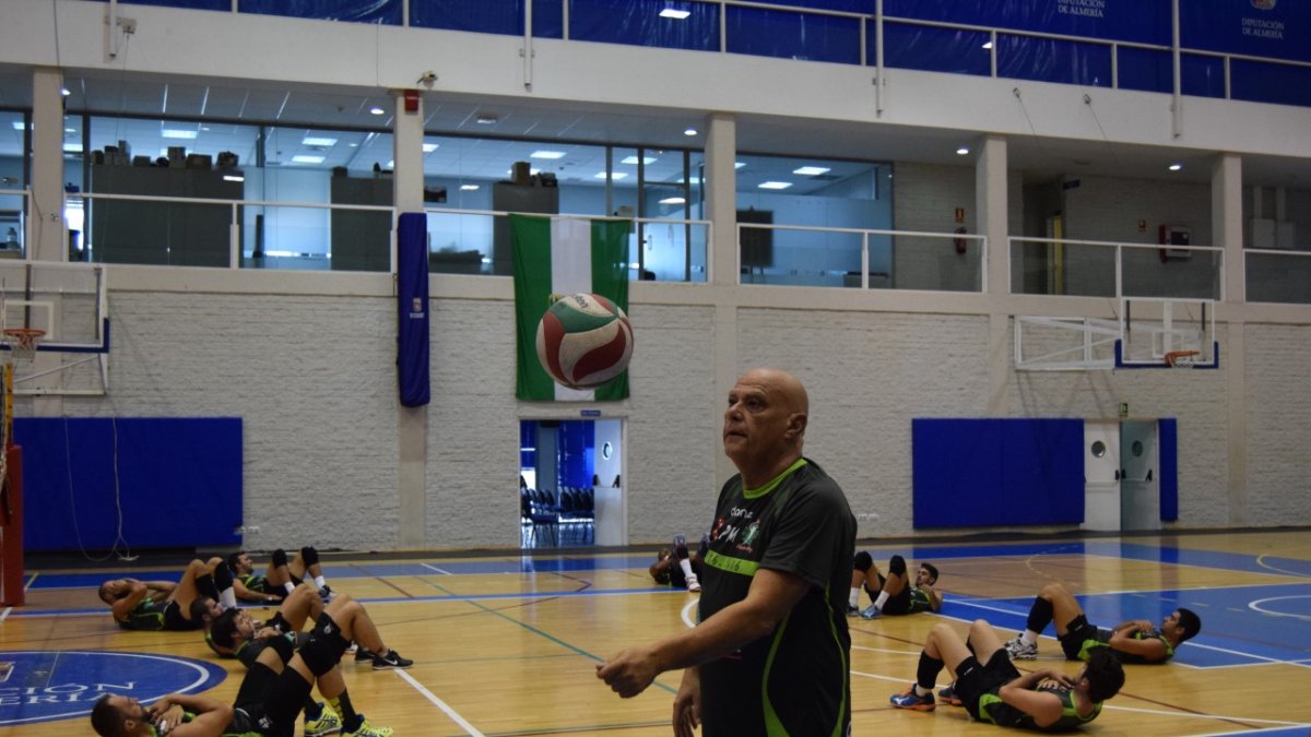 Piero lanza el balón al aire.