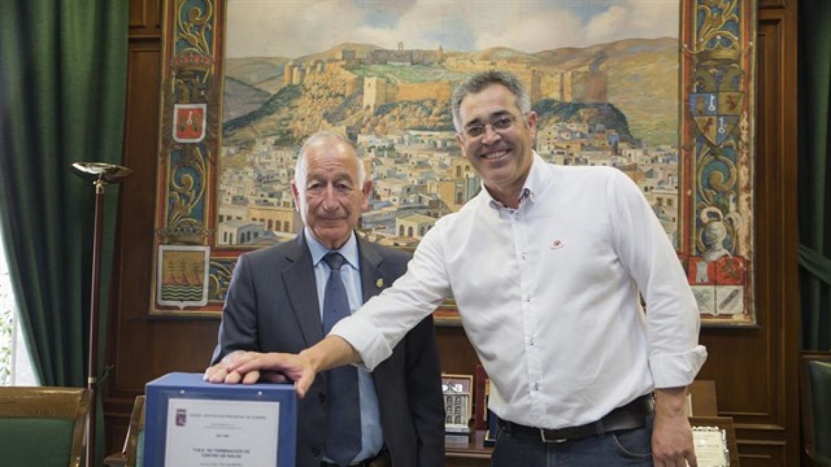 El alcalde de Olua del Río, Antonio Martínez, recogiendo el proyecto de la obra en Diputación de manos de Gabriel Amat.