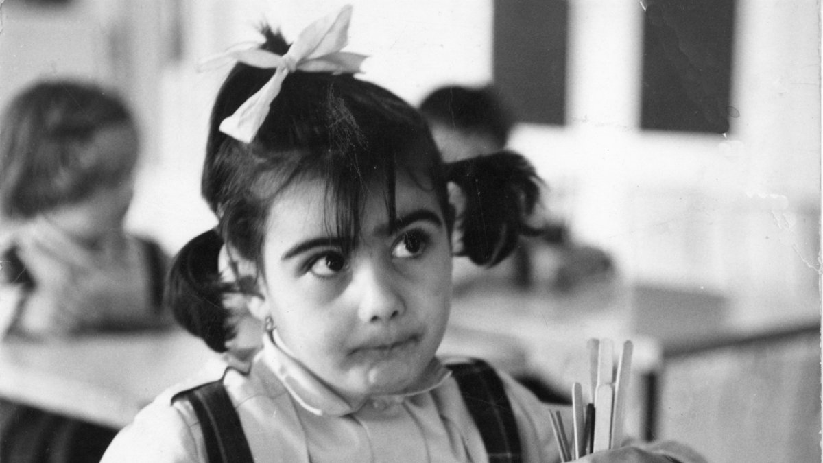 La niña Victoria Abad Ferrer (hoy reconocida pintora), cuando era alumna del colegio de las Jesuitinas, a mediados de los años sesenta, retratada por