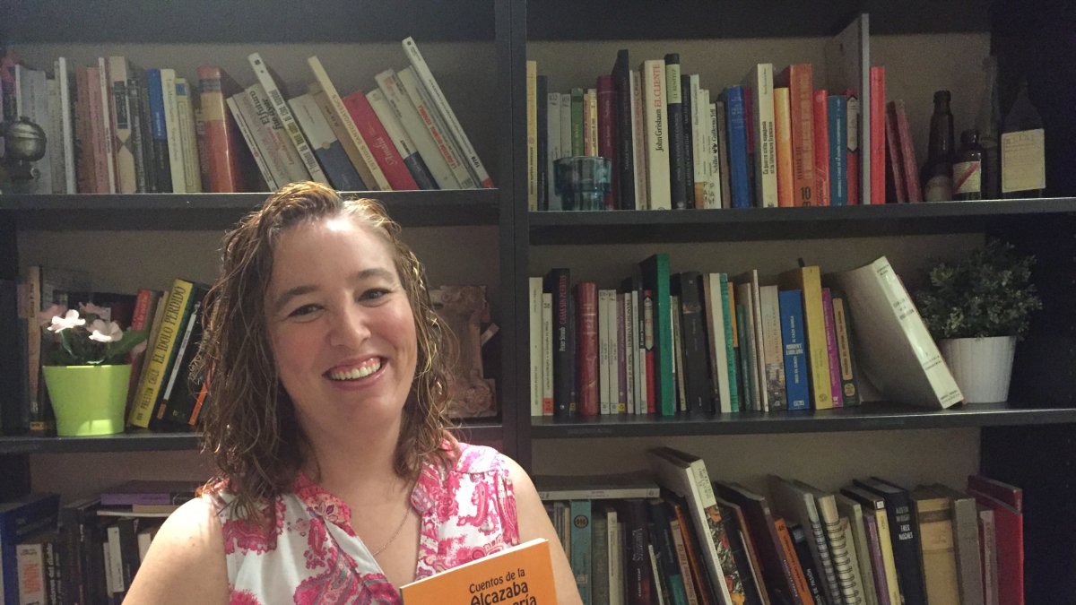 María Campra muestra un ejemplar de su primer libro en Café Cyrano.