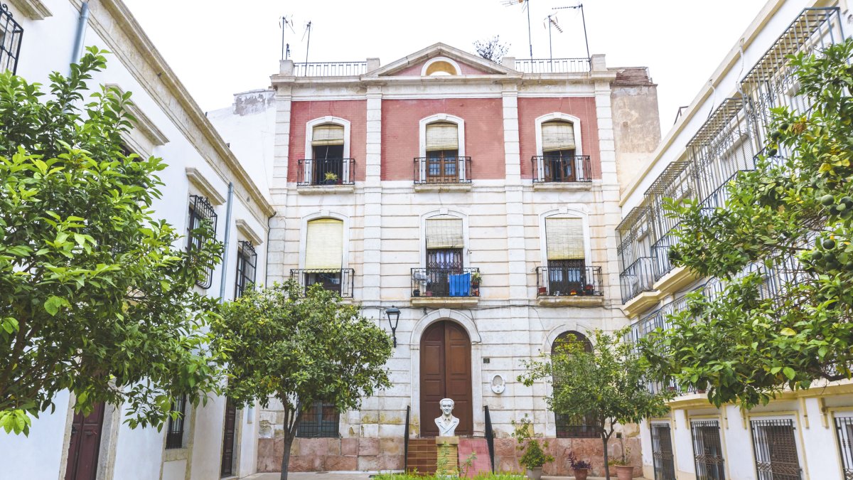 La plaza del Maestro Rodríguez Espinosa con el busto de Lorca.