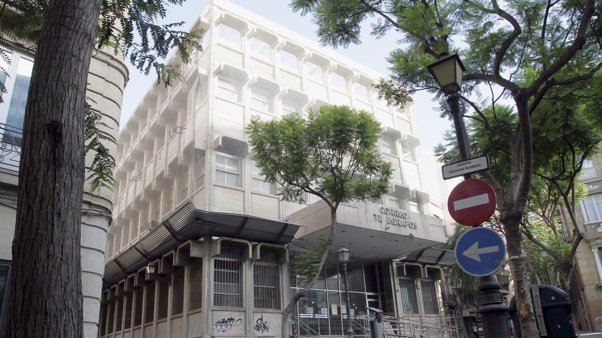 El edificio de Correos, junto a la Plaza del Educador, fue construido en 1970 sobre los cimientos del añorado Colegio de Jesús obra de Trinidad Cuart