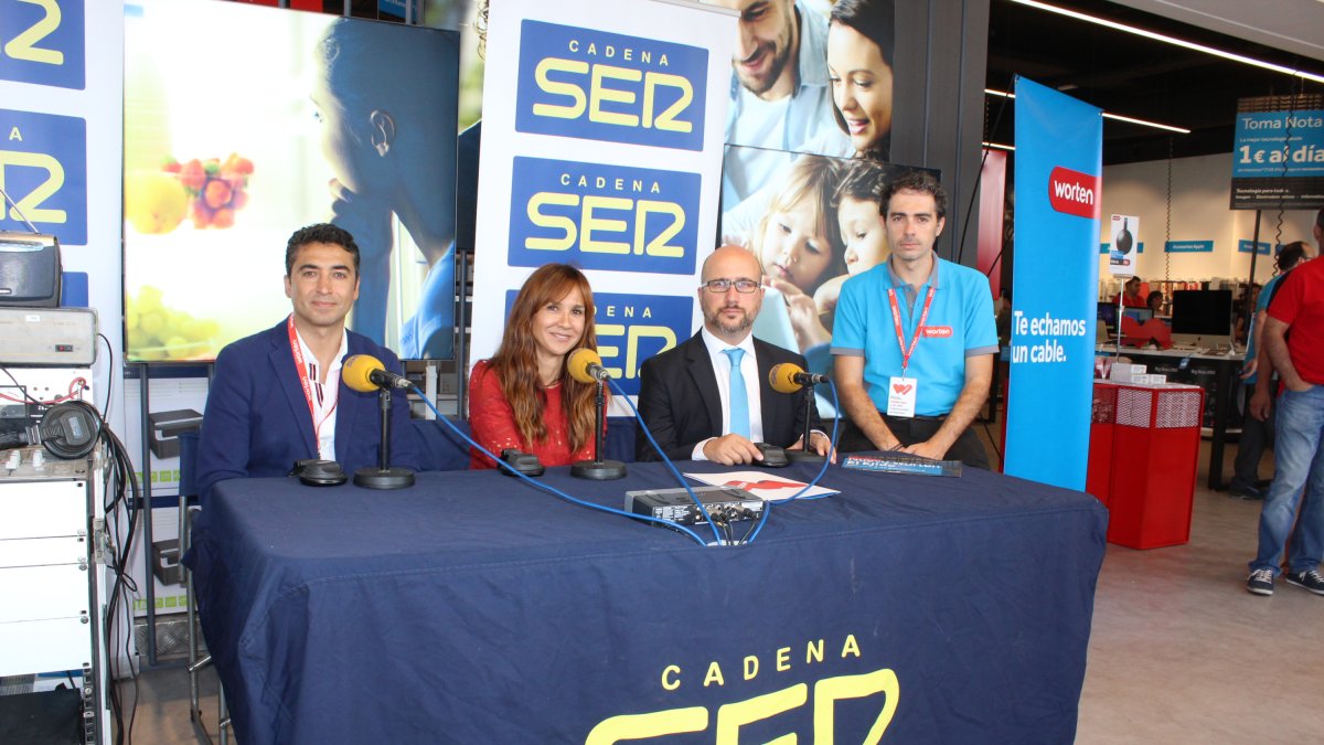 Víctor Ángel Hernández, director Regional Zona Este; Rosa Ortiz, periodista de La Cadena SER El Ejido; Luis Hernández, director de Márketing España;