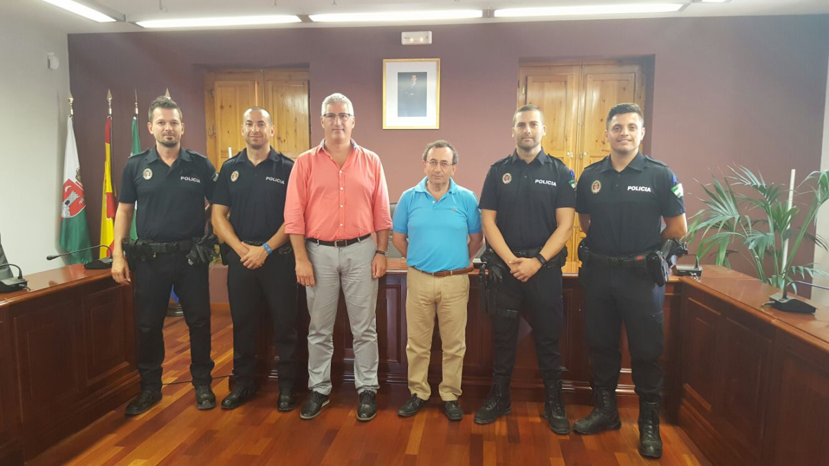 Agentes de Policía Local de Huércal de Almería con el alcalde y el concejal de Seguridad.