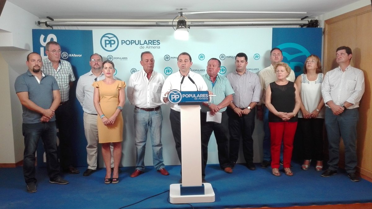 Casquet, rodeado de los portavoces y alcaldes del PP en los ayuntamientos del Almanzora, en la rueda de prensa.
