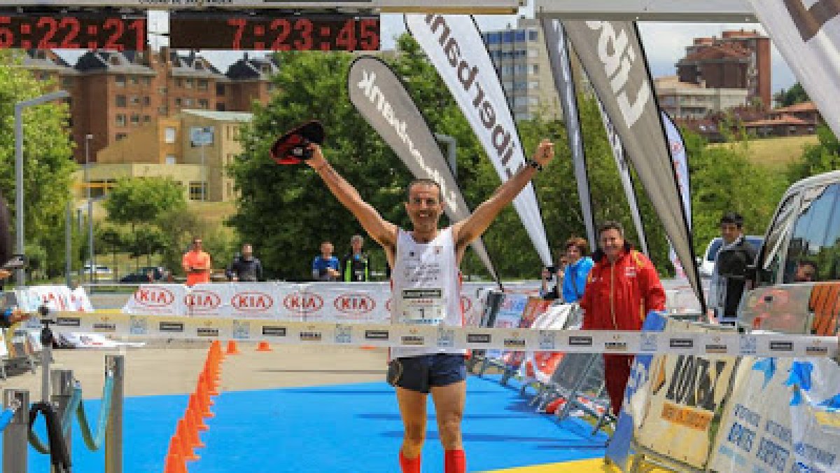 El almeriense cruzando la meta de Santander.