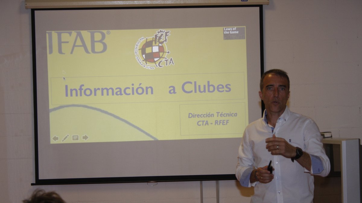 Borbalán dando clase a los jugadores del Almería.
