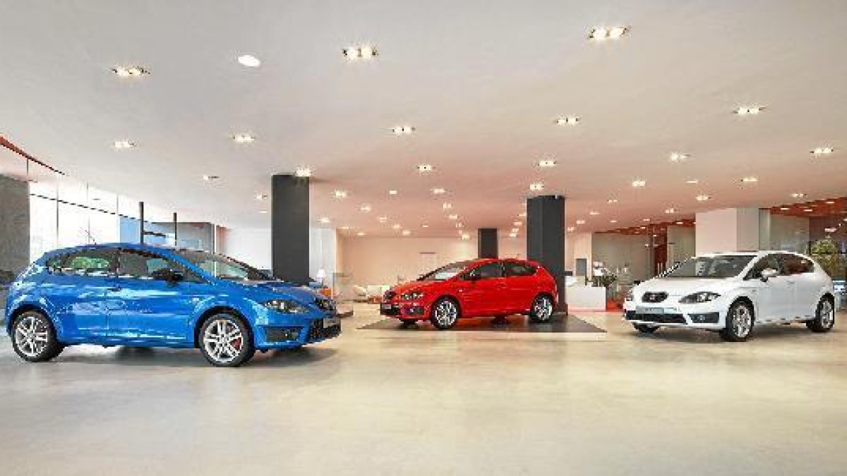 Zona de exposición de vehículos en un concesionario de la provincia.