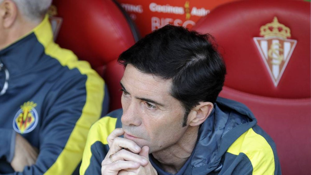 Marcelino en el banquillo de El Molinón.