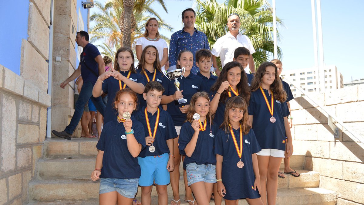 El concejal con jóvenes deportistas.