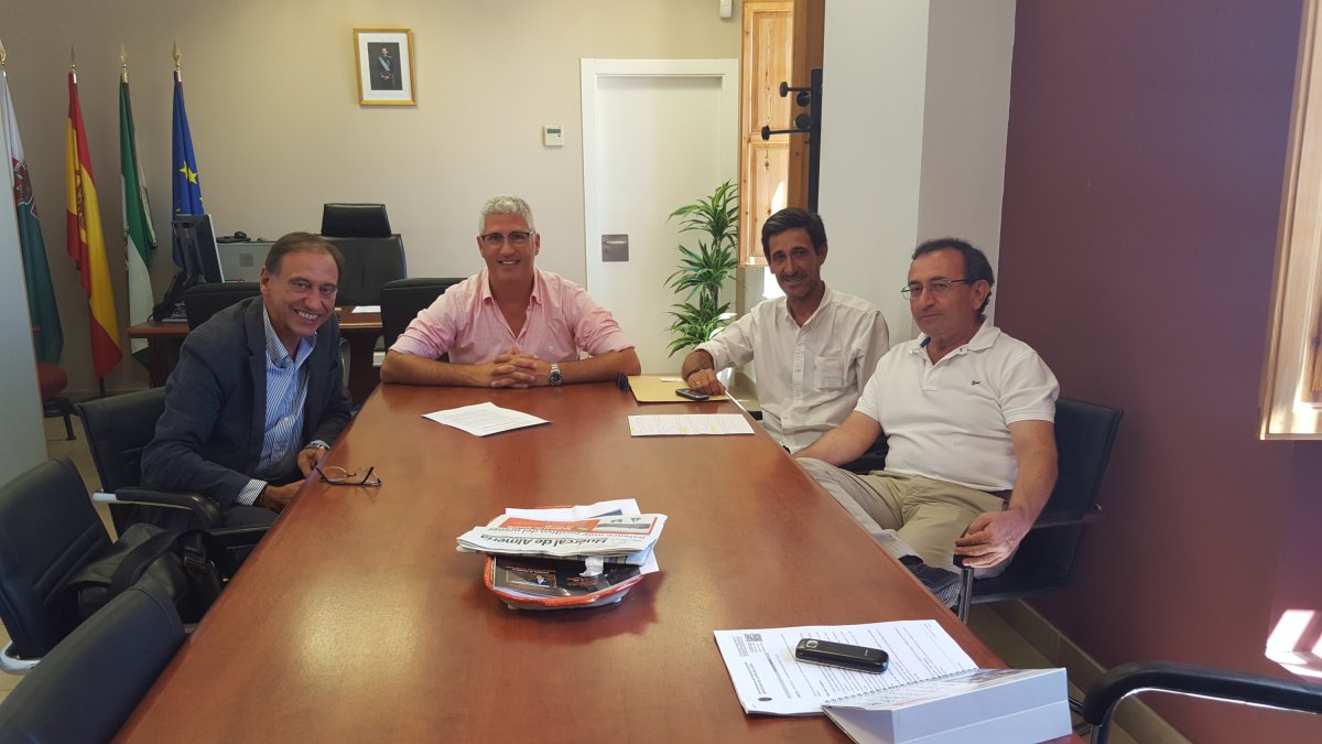 Reunión del equipo municipal con representantes de Megafood S.A. tras el acuerdo.