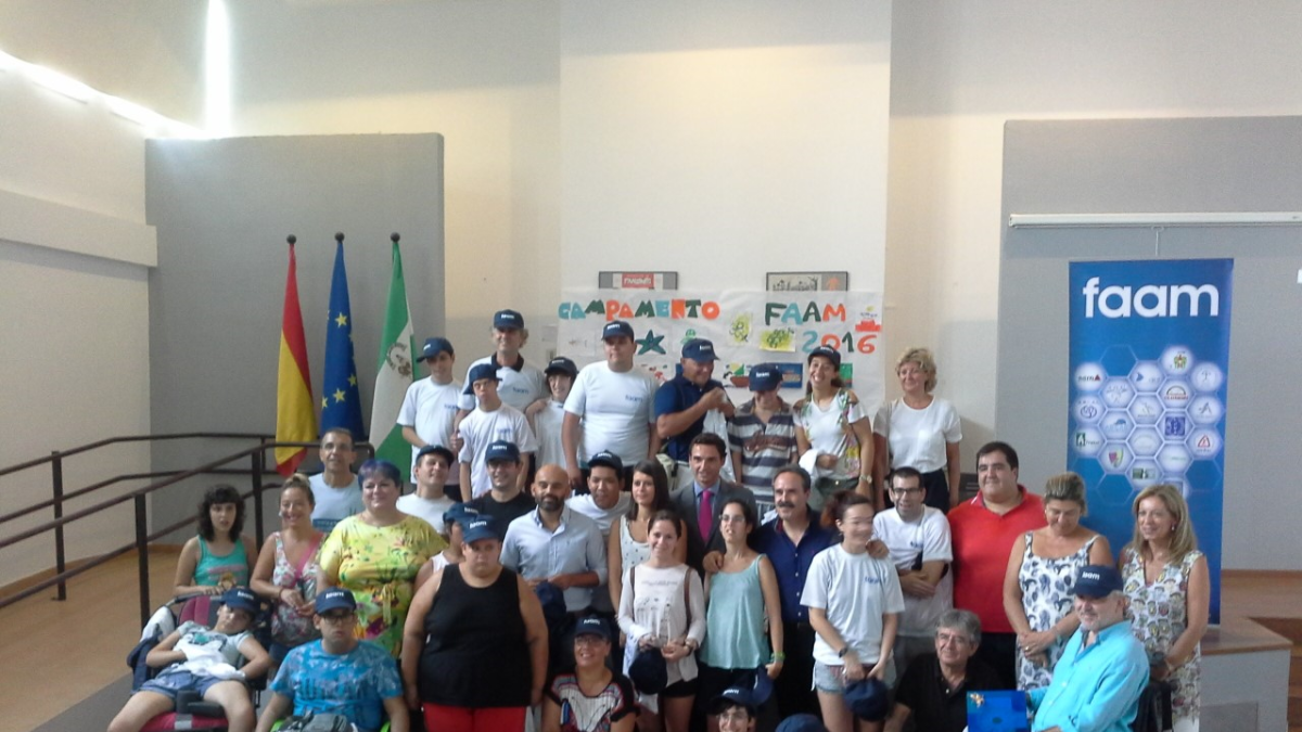Participantes en el campamento de FAAM durante el acto inaugural.