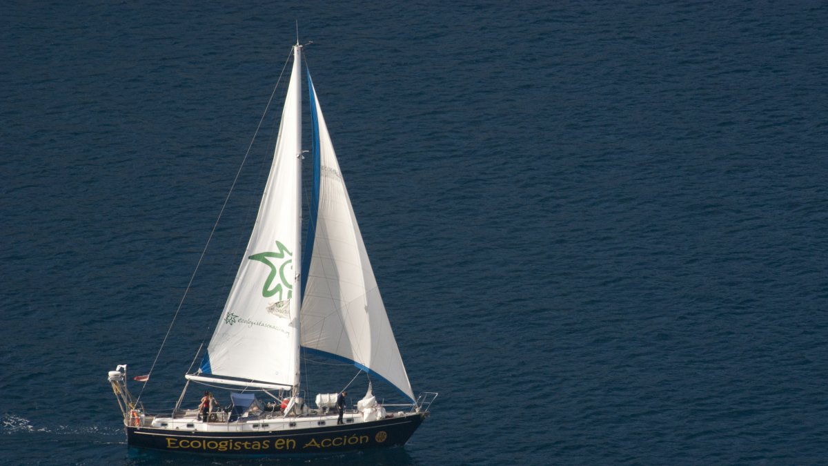 El velero Diosa Maat limpia el Mediterráneo con su campaña