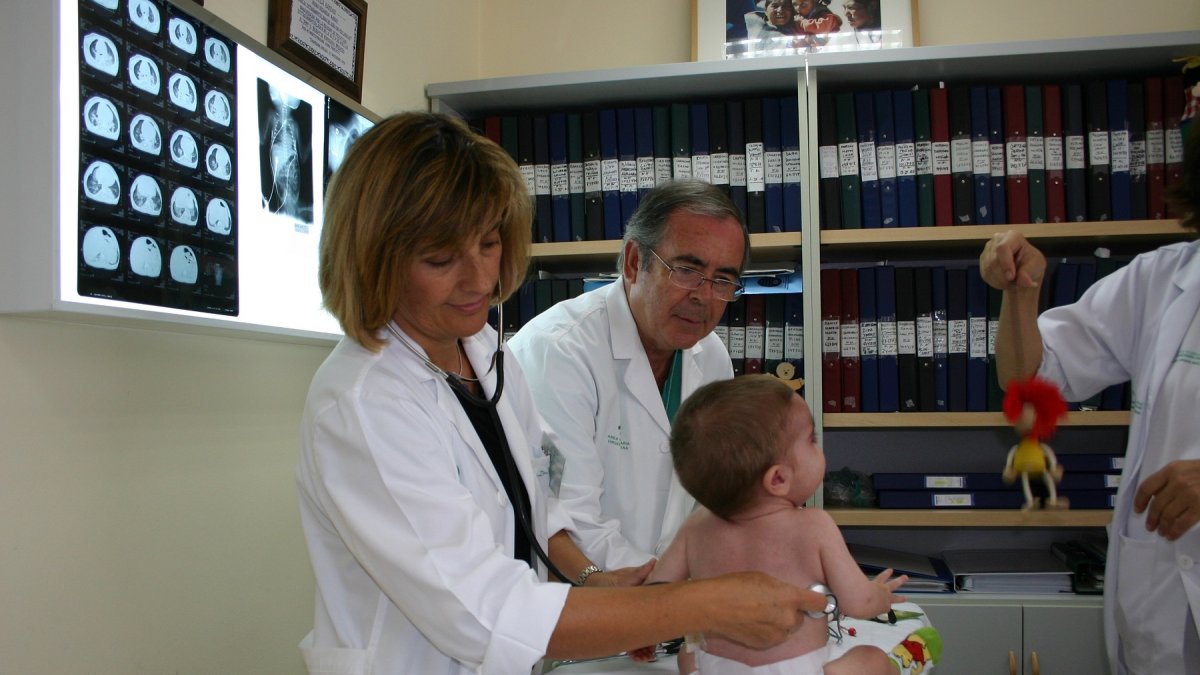 Imagen de un bebé en sus primeras consultas pediátricas.