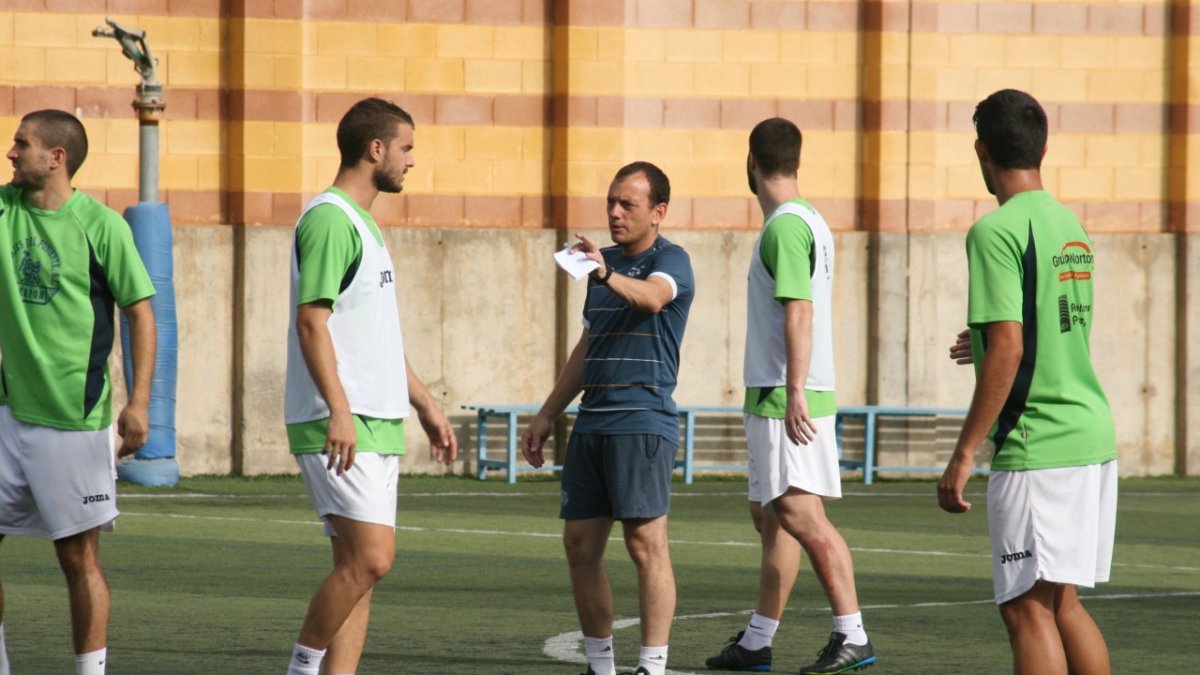 Alberto González dando instrucciones a sus jugadores.