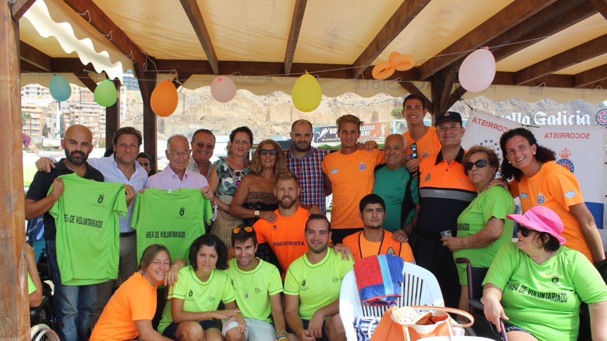Voluntarios y responsables municipales y de la FAMM en la Zona Alfa de Aguadulce.