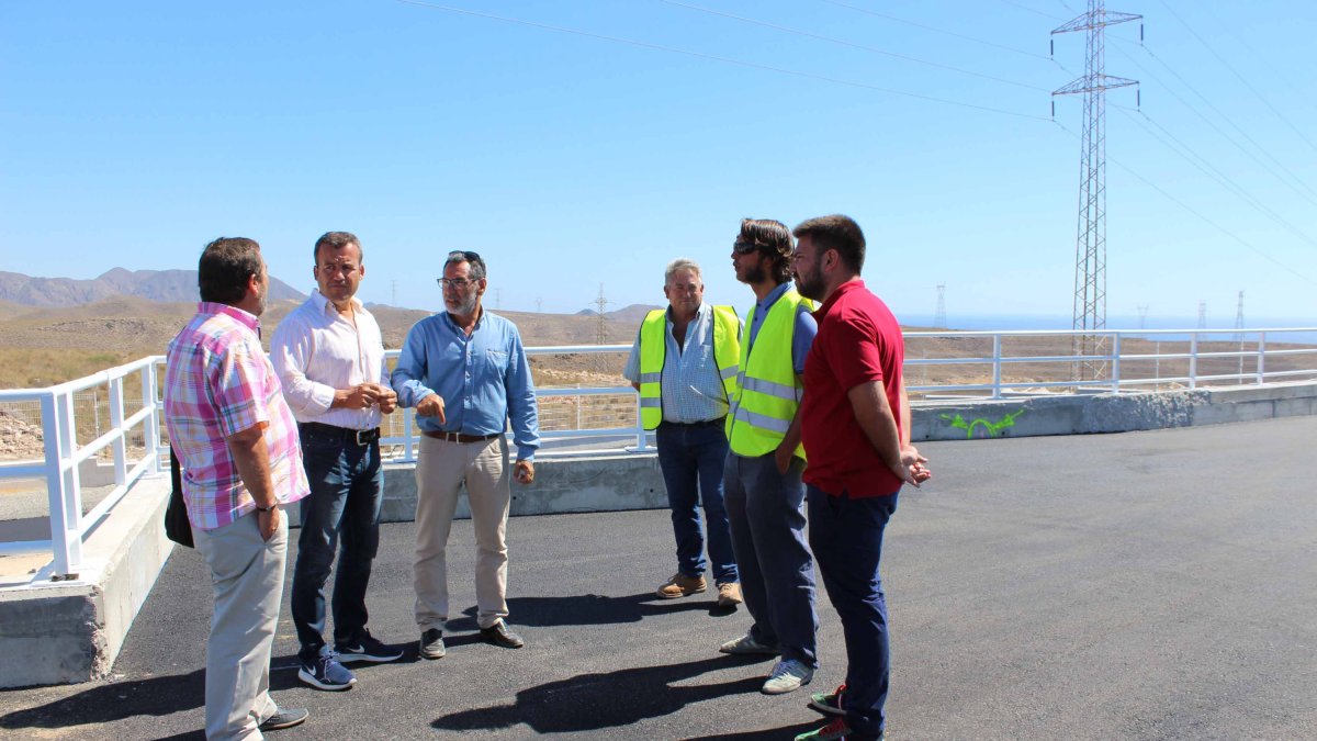 alcalde y concejales, durante la visita a las instalaciones del punto limpio.