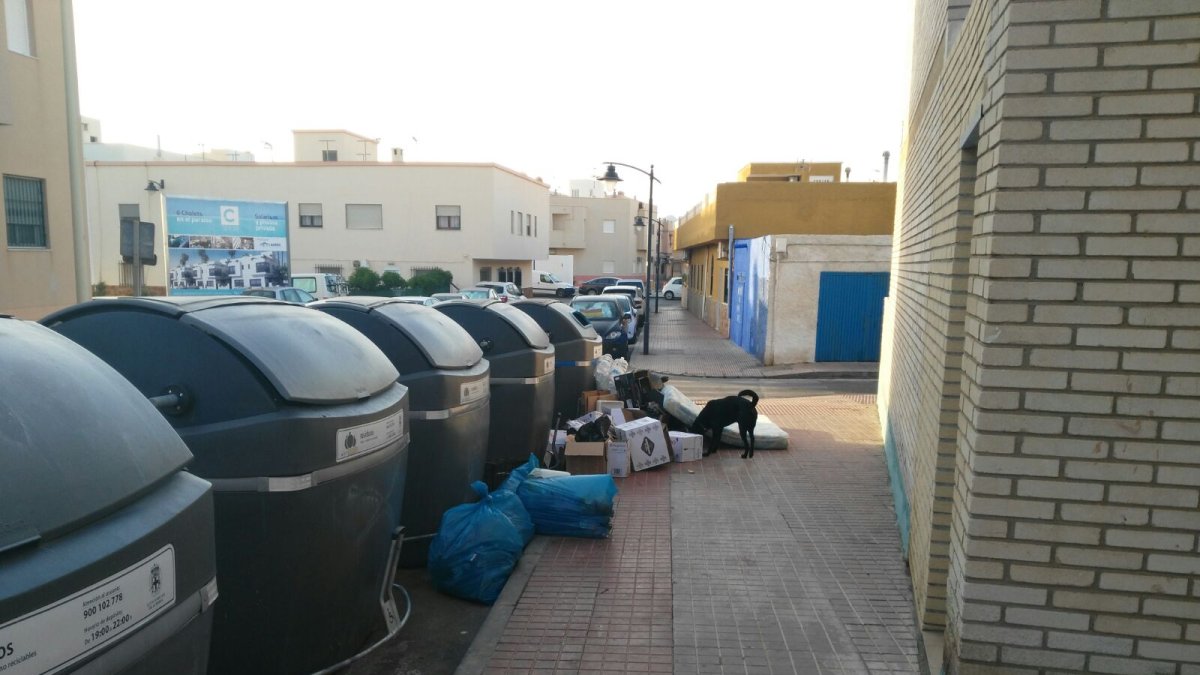 Imagen de los residuos junto a los contenedores