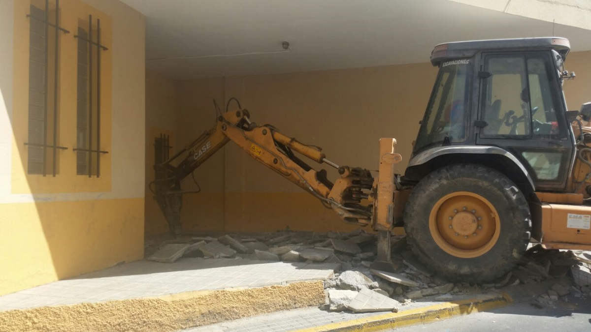 Máquinas en el acceso al mercado de abastos en Huércal de Almería.