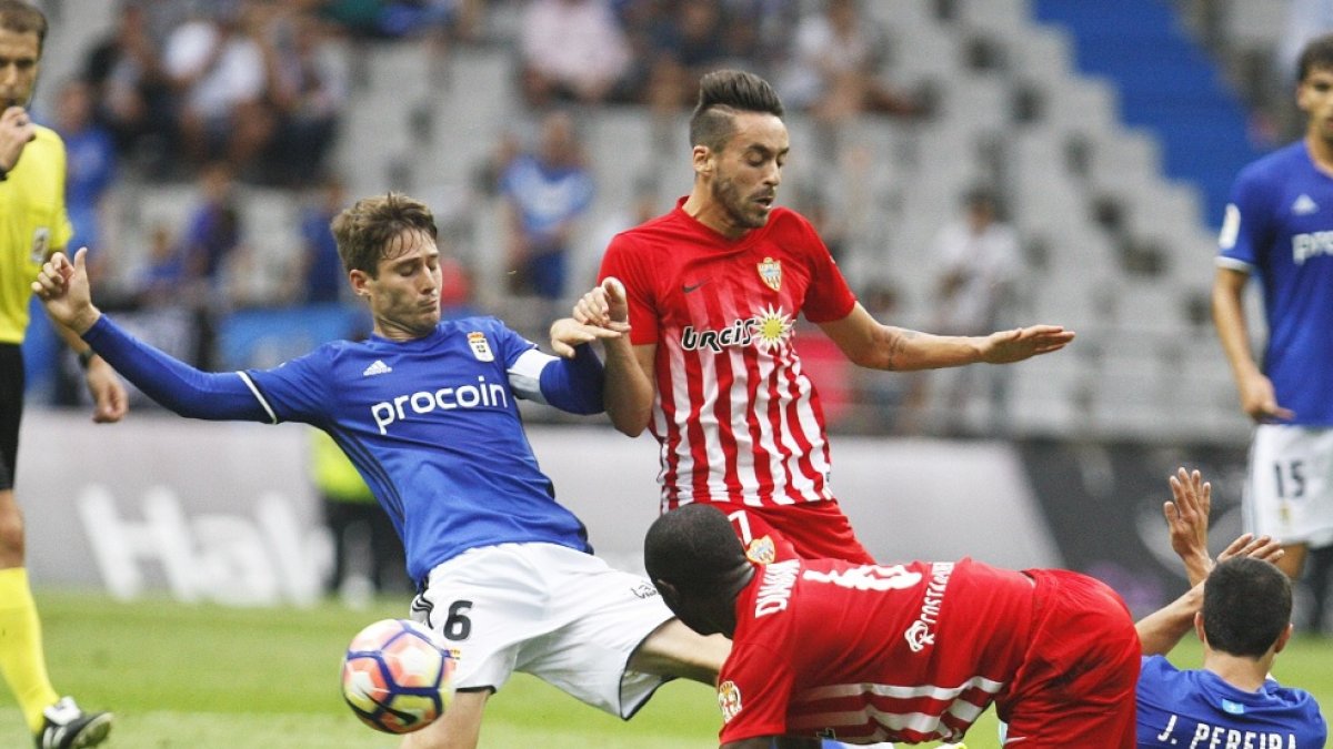 Iago en una jugada del Oviedo-Almería.