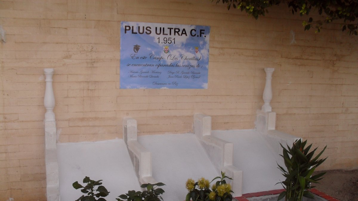 Un monumento recuerda a los grandes ultristas.