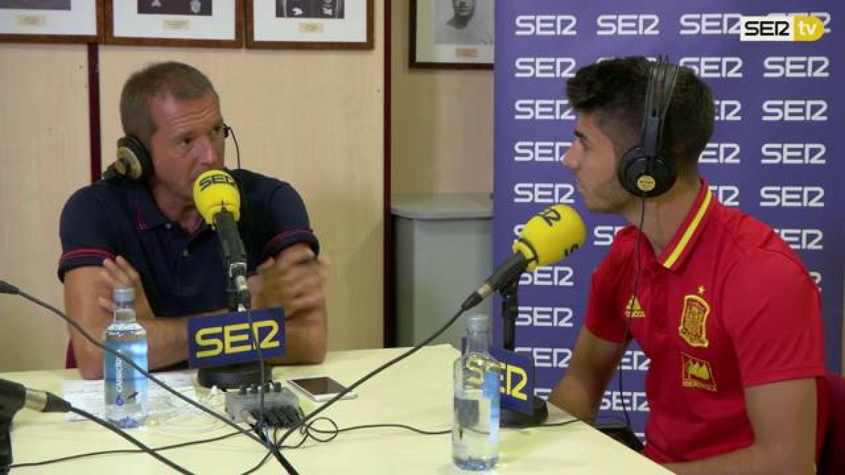 Manu Carreño con la nueva estrella del Real Madrid.