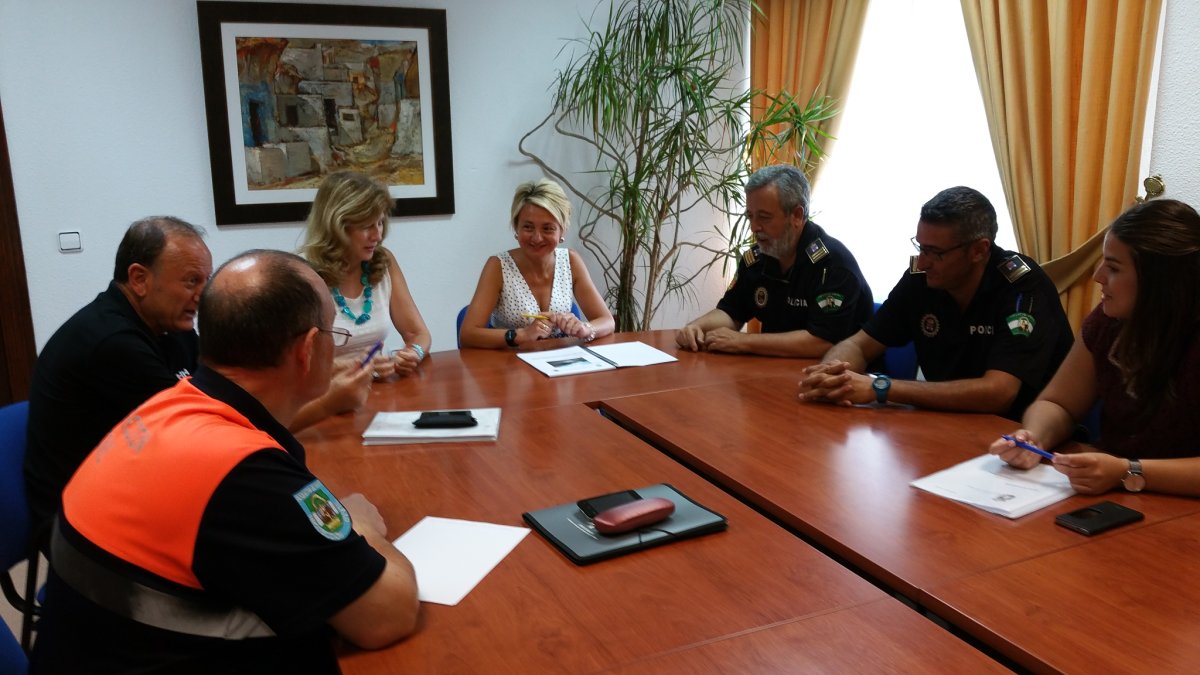 Reunión celebrada ayer entre los responsables municipales del plan de seguridad escolar.