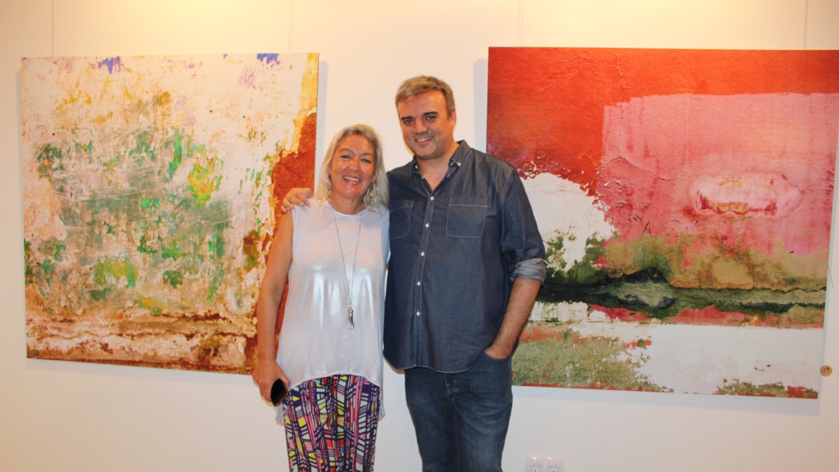 Mar Cirugeda, autora de la exposición ‘#Walls Almería, La Piel de una Ciudad’, junto al presentador de la exposición, el prestigioso monologuista alm