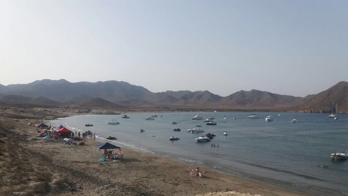 Ensenada de Genoveses este agosto, con embarcaciones fondeadas muy cerca de la orilla