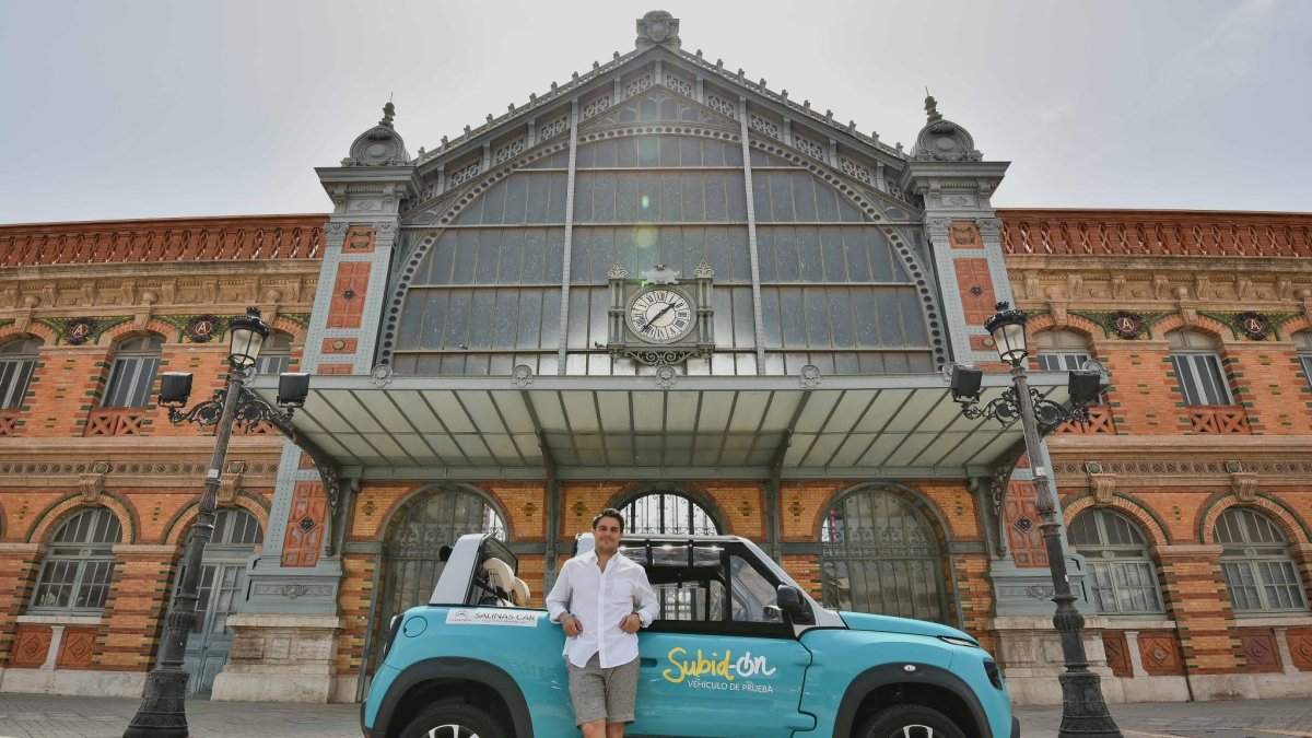 Jesús Portillo junto al nuevo modelo de Citröen, eMehari, en la Estación de Tren .