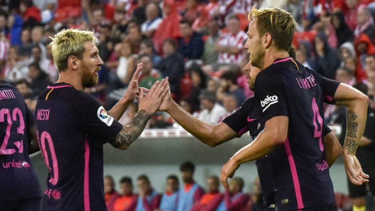 Los jugadores del Barça celebran el gol que les daría la victoria.