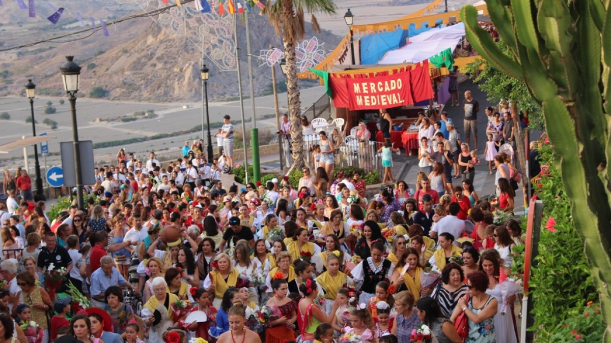 Subida del agua y ofrenda floral, una de las actividades más tradicionales de las fiestas patronales.