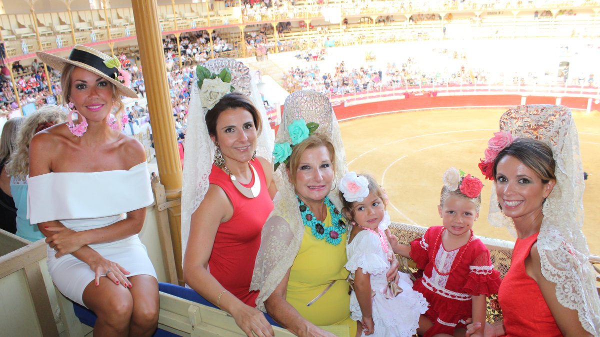Rocío Tortosa, Begoña Martínez-Amo Gámez, Soqui Gámez Amián, Eugenia García , ingeniero de caminos; con las pequeñas Julieta y Victoria, en su palco