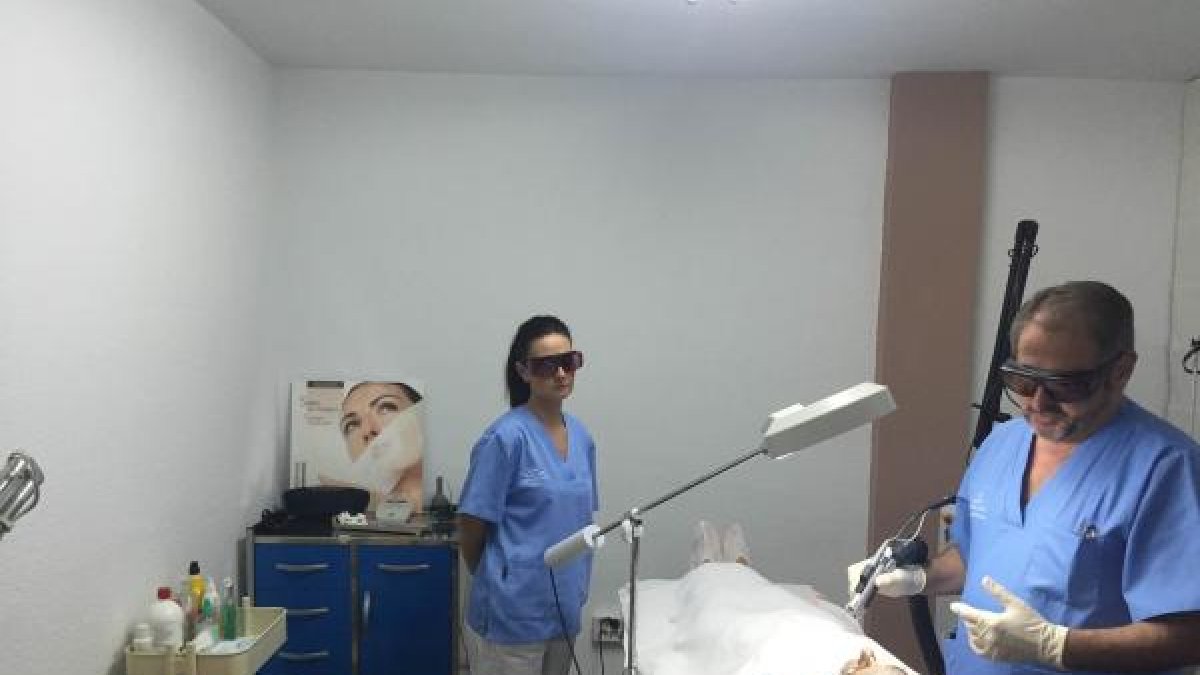 El director de la clínica salud y láser durante la aplicación de un tratamiento a uno de sus pacientes.