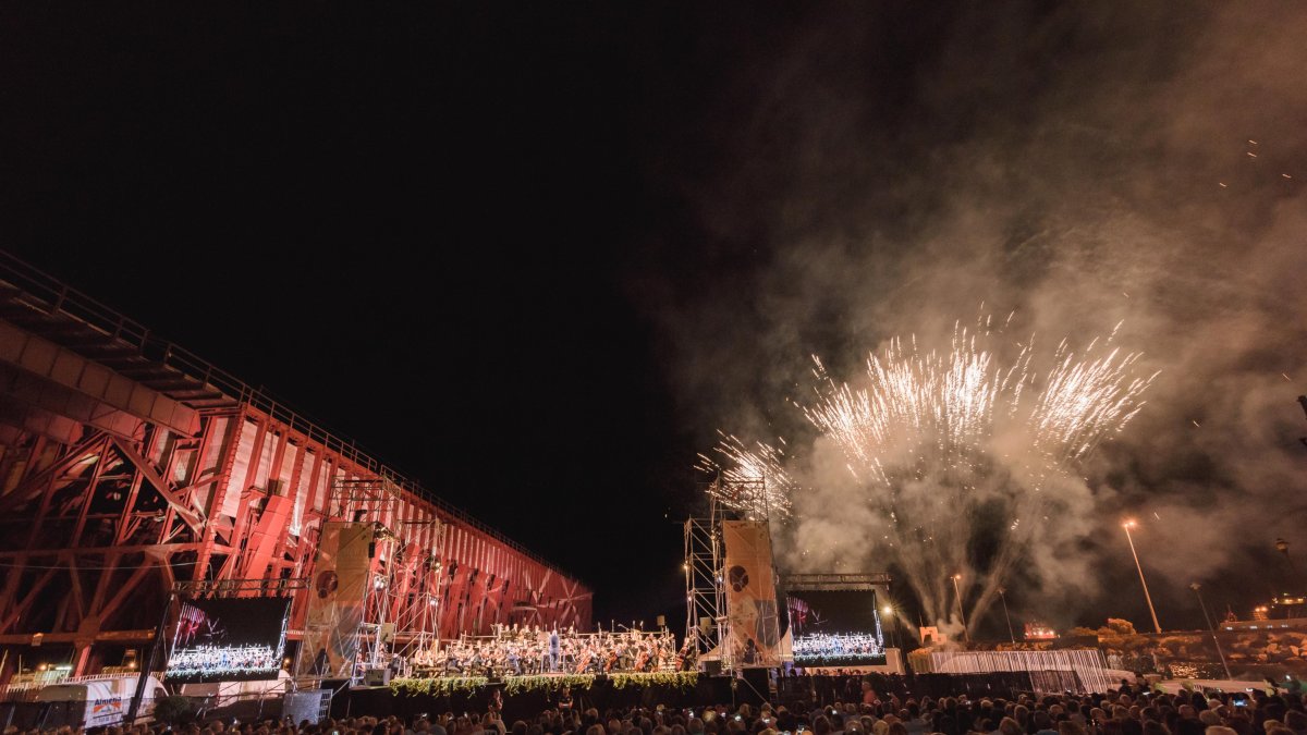 Uno de los momentos más sublimes del concierto de la OCAL con el estallido de fuegos artificiales y el disparo de cañones.
