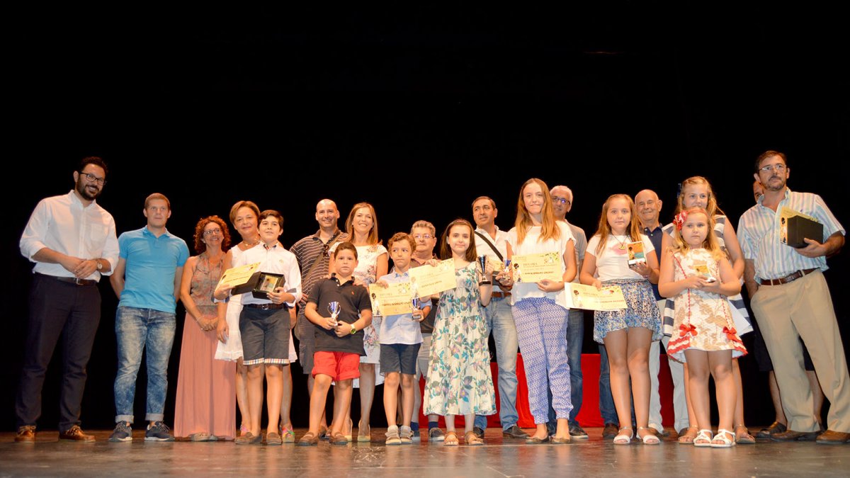 Foto de familia con algunos de los ganadores de los Concursos de Feria.