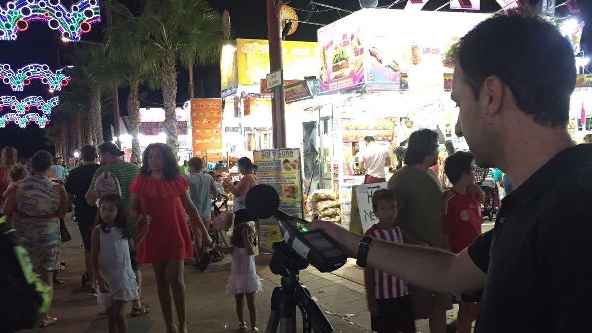 Un técnico mide los decibelios en el recinto ferial.