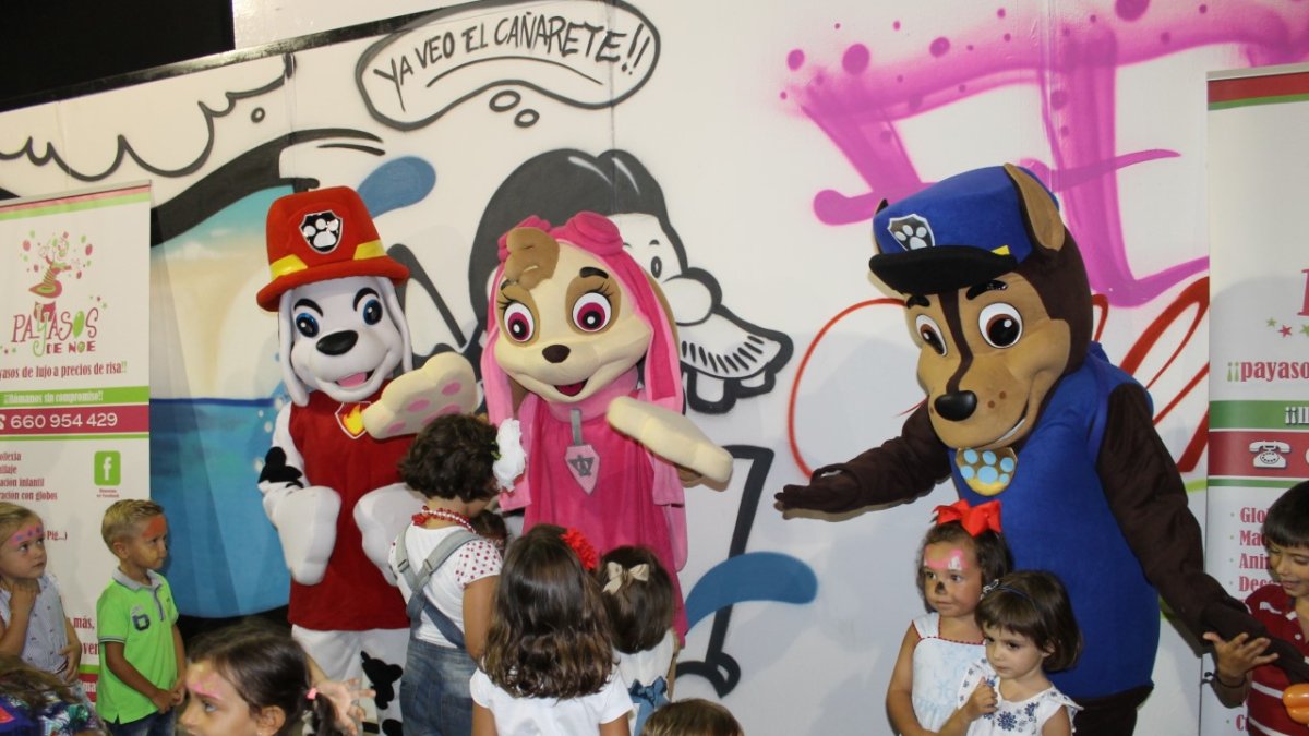 Los perritos favoritos de los niños en la fiesta celebrada ayer.