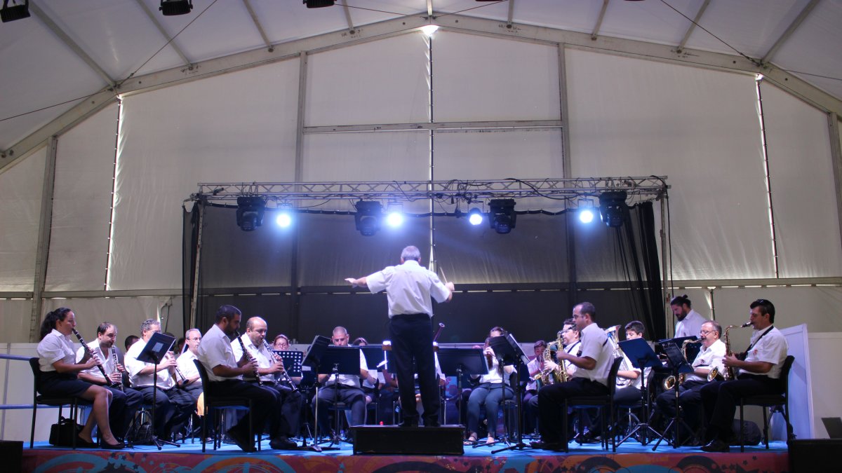 Niños y padres tomaron parte en el divertido concierto llevado a cabo por la Banda Municipal.
