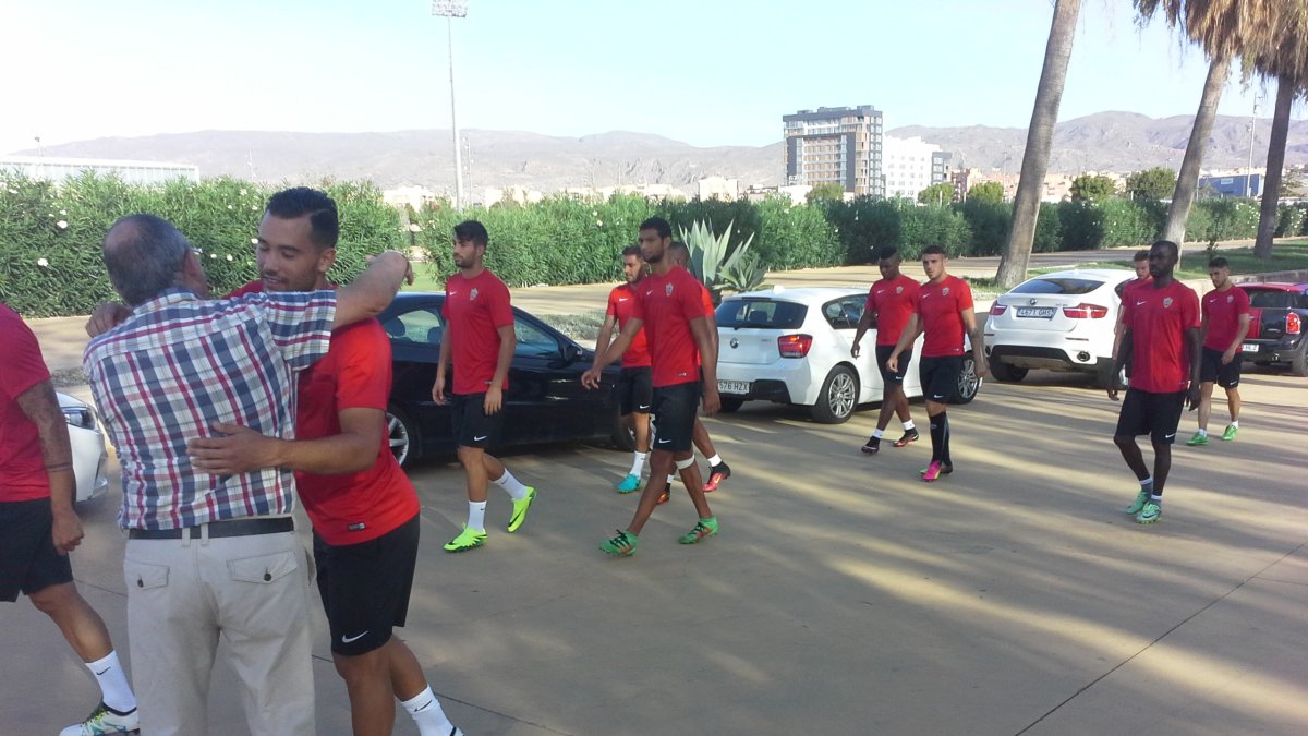 Quique se abraza a su amigo y aficionado del Almería, Joaquín.