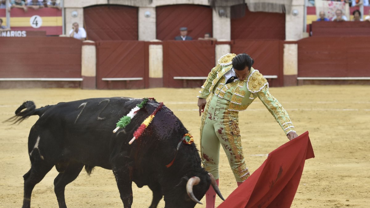 David Mora toreando al natural al sexto de la tarde.