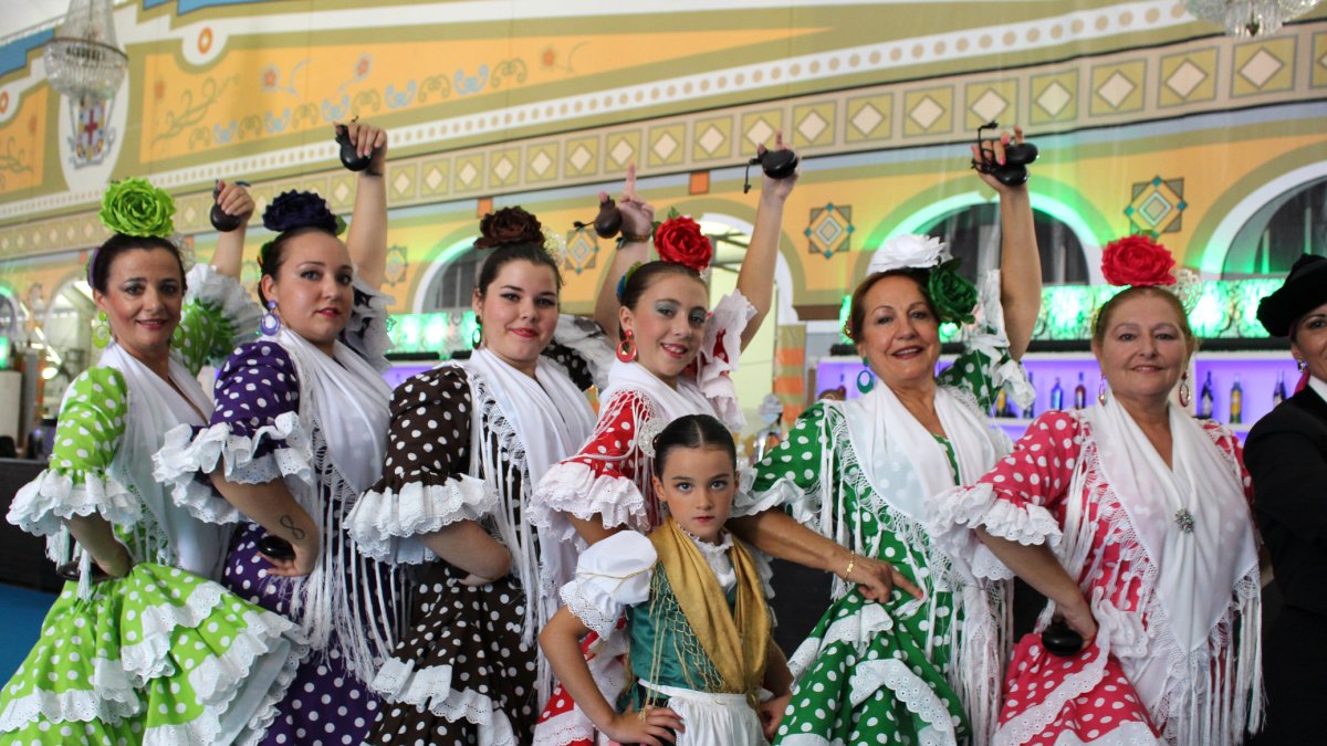 La Agrupación Folklórica Alcazaba preparada para bailar sobre el escenario de la Caseta Municipal.