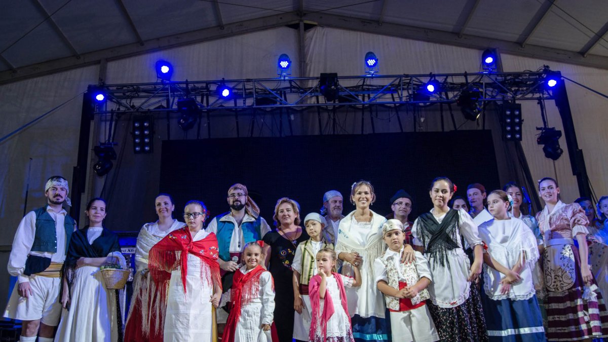 Participantes en el tercer Certamen de Indumentaria Tradicional, con el presidente de Acción por Almería, la concejal de Cultura, Educación y Tradici