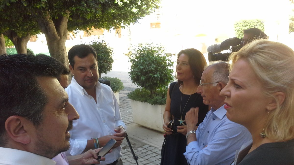 Juanma Moreno junto a otros dirigentes del PP.