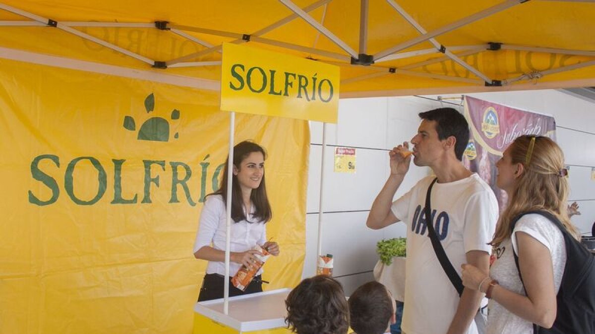 Degustación en el stand de Carrefour y Solfrío