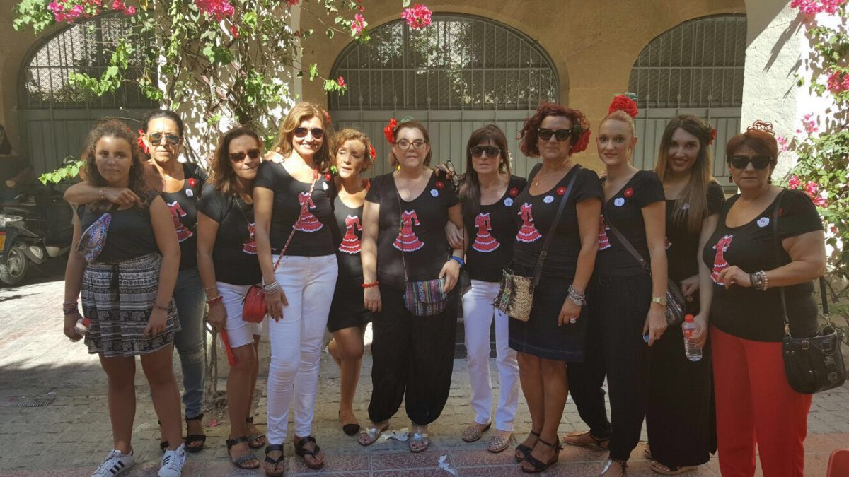 Bellísimas y bien conjuntadas iban las primas, madres, hijas y amigas de esta familia que gozaron del Mediodía.