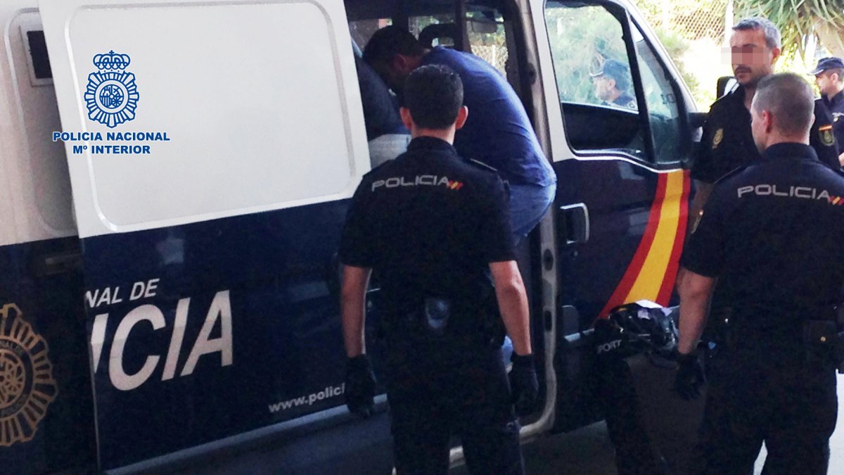 Agentes de Policía Nacional durante una detención.