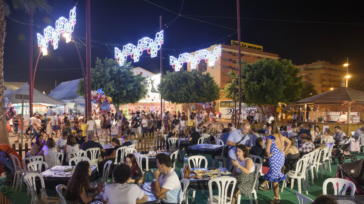 Lleno de comensales en las casetas tradicionales