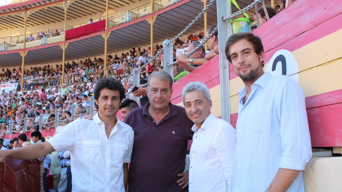 El matador de toros y director de la Escuela Taurina de Almería, Ruiz Manuel; Óscar Martínez, Casa Chopera, empresa de la Plaza de Almería, el torero